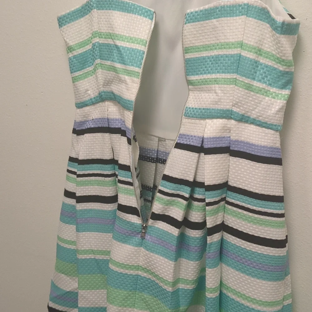 Chic Danny & Nicole Effortless Knee-Length Dress - Cut Out - Pleated  8 Petite - Picture 10 of 14